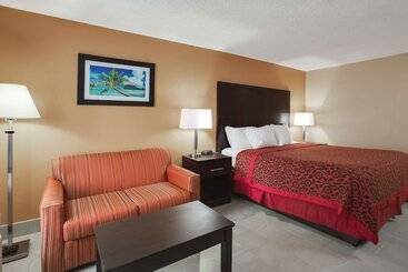 Отель Days Inn By Wyndham Sarasota Bay