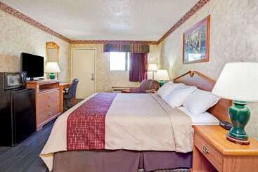 ホテル Days Inn & Suites By Wyndham Monroe