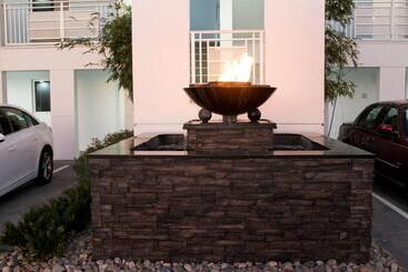 فندق La Breeze Inn & Suites
