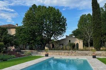 مبيت وإفطار Domaine Les Mûriers