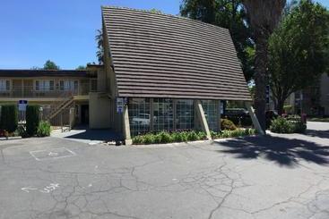 בית מלון כפרי Discovery Inn