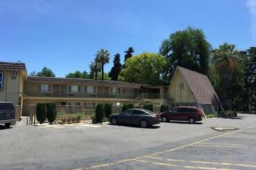 هتل Discovery Inn