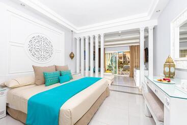 Resort Grand Palace   Couples Only 18 Years Plus