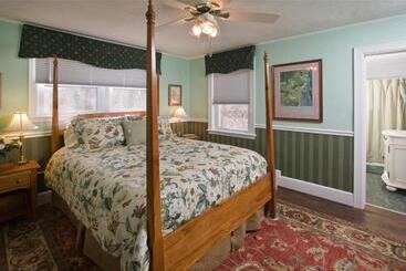 A B&b At Llewellyn Lodge