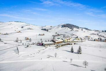 هتل Swiss Mountain Golf Restaurant Gonten