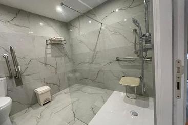 تختخواب و صبحانه La Reggia Seaview Guesthouse