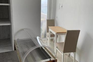 تختخواب و صبحانه La Reggia Seaview Guesthouse
