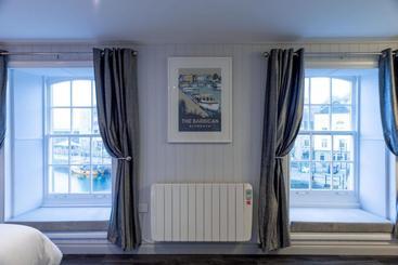 The Three Crowns B&b