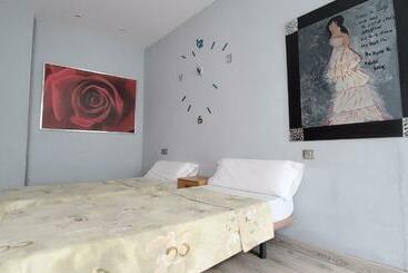 هتل Hostal Martes Cáceres Plaza Mayor   Tercer Piso Sin Ascensor