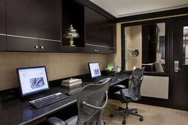 هتل Revery Toronto Downtown, Curio Collection By Hilton