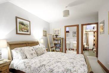 Cottage Osborne Steading