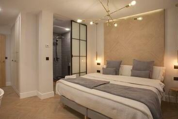 مسافرخانه Suites You Soho