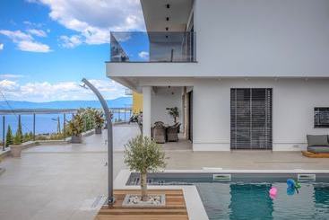 Deluxe Villa Provvidenza With Breathtaking Sea View