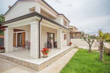 קוטג'' Beautiful Villa Equipped With High Quality Furniture That Emphasize Modern Line