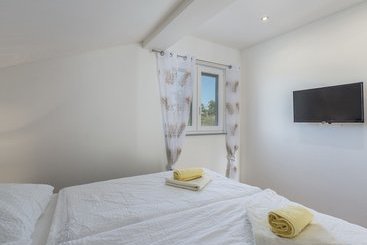 Villa For 8 Persons With Large Garden And Heated Pool In A Quiet Locality