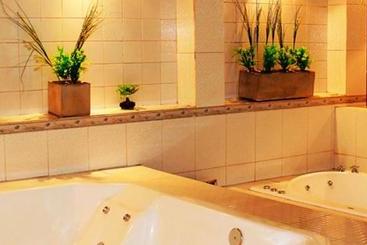 هتل Hosteria & Spa Plaza Esquel