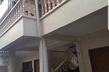 בית מלון כפרי Madid's Inn Beach Resort