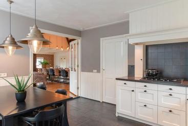 استراحتگاه Luxury Group Accommodation For 14 People