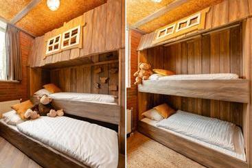استراحتگاه 8  Person Childbungalow   Theme Farm Adapted