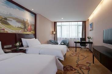Vienna International Hotel Shantou Chenghai Waisha Bridge