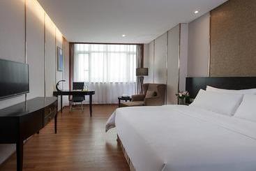Vienna International Hotel Shantou Chenghai Waisha Bridge
