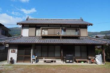 פנסיון 四国旅行のhub拠点 古民家ゲストハウス Heso Camp