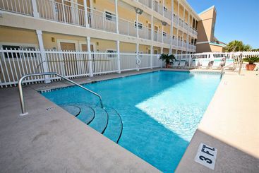 هتل Resortquest Rentals At Crystal Sands East & West
