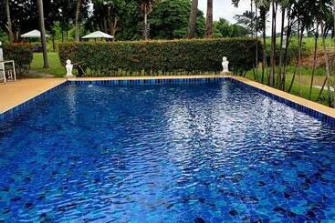 هتل Uthai River Lake Resort