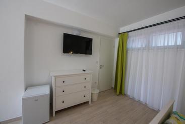 پانسیون Hullam Rooms Siofok