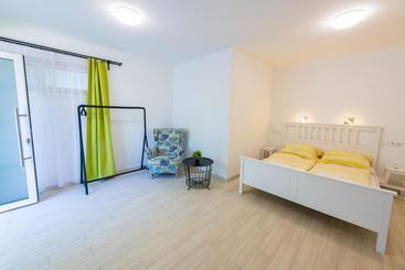 پانسیون Hullam Rooms Siofok