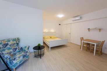 پانسیون Hullam Rooms Siofok