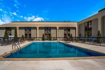 هتل Clarion Inn & Suites Airport