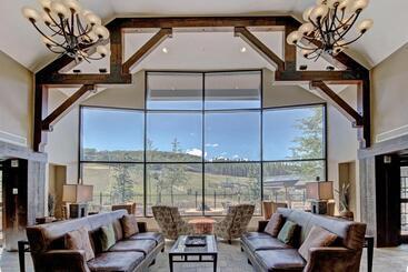هتل Crystal Peak Lodge By Vail Resorts