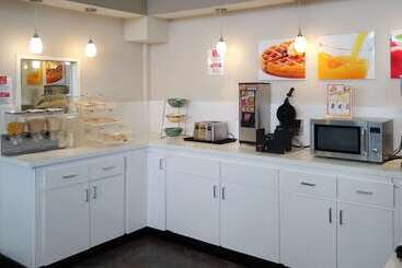 هتل Econo Lodge Inn & Suites West  Energy Corridor