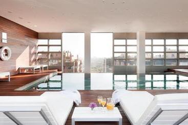 هتل Reina Petronila