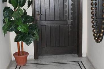 تختخواب و صبحانه State Residency