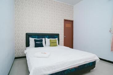 پانسیون Urbanview Hotel Griya Surya Malang By Reddoorz
