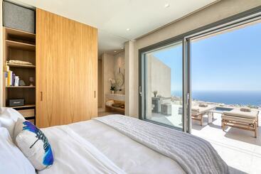 Aparthotel Santorini Sky, Luxury Resort