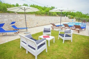 Relaxing Villa With Pool And Garden For Six Persons In Central Istria
