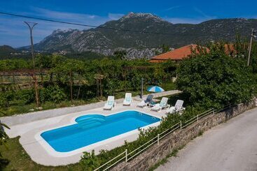 اقامتگاه Sunflower House With A Pool And Large Garden