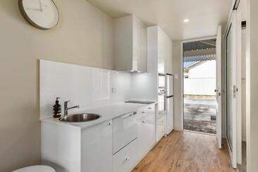 هتل آپارتمان Aloha Central Luxury Accommodation