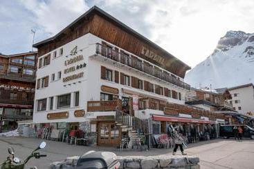 هتل Hôtel L Arbina