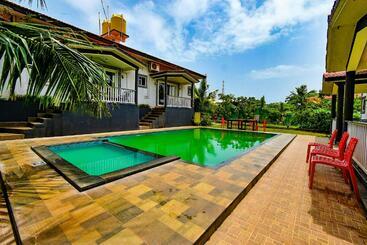هتل Fabescape Vagator Retreat Resort With Swimming Pool   Nr Vagator Beach