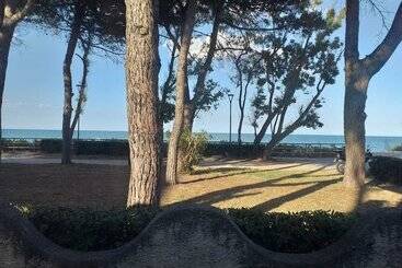 펜션 Room In Bb   Bright Quadruple Room A Stones Throw From The Sea