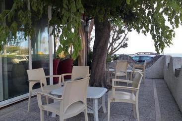 پانسیون Room In Bb   Spacious Triple Room A Stones Throw From The Sea