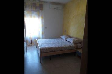 پانسیون Room In Bb   Spacious Triple Room A Stones Throw From The Sea