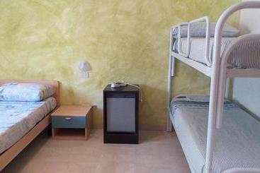 پانسیون Room In Bb   Spacious Triple Room A Stones Throw From The Sea