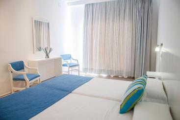 هتل Hostal Xuroy