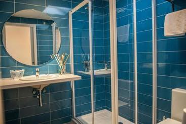 هتل Hostal Xuroy