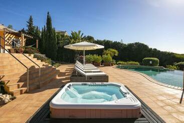 پانسیون Villa Vale De Lapa Amazing Sea Views Heated Swimming Pool Jacuzzi Ac   Stunning House